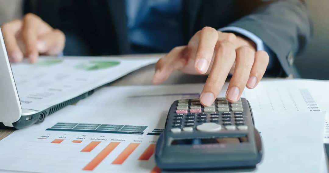 Ile zarabia się po studiach ekonomicznych? Zaskakujące wyniki!