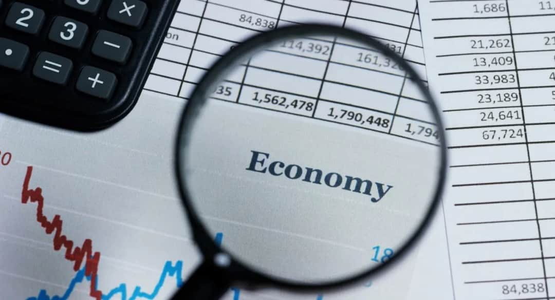 Co można robić po studiach ekonomicznych? Odkryj najlepsze kariery