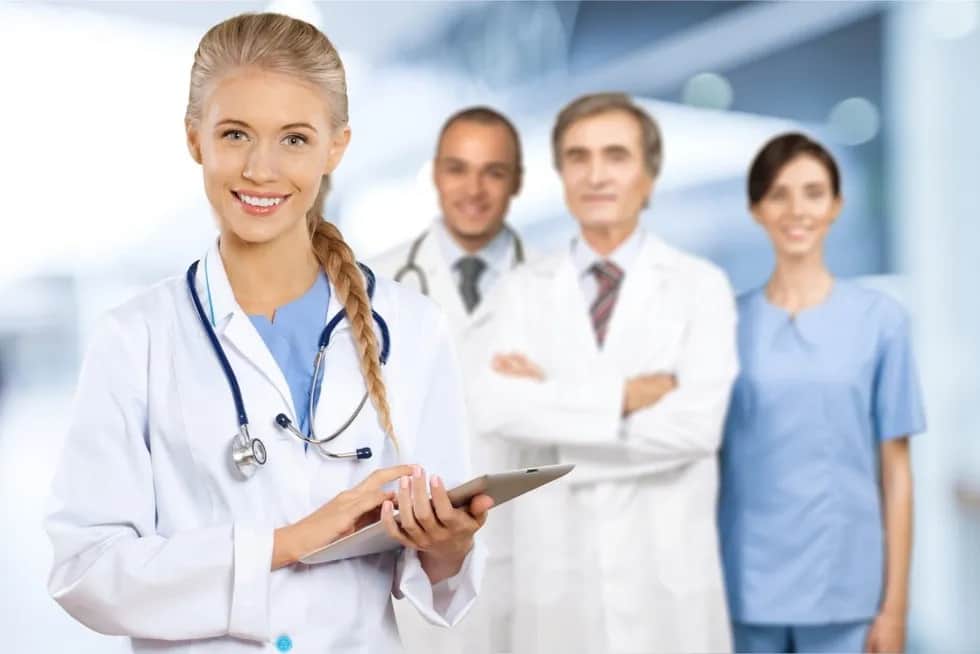 Jak zostać lekarzem po studiach? Kluczowe kroki i wymagania