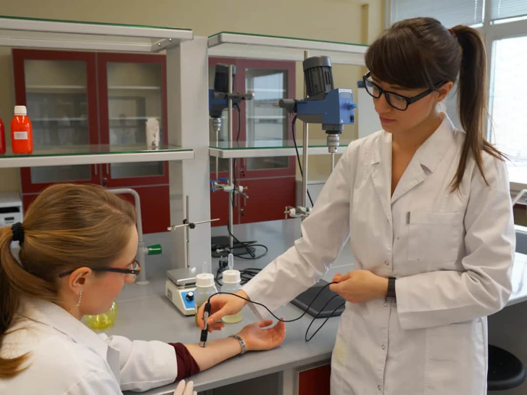 Co można robić po studiach chemicznych? Odkryj ciekawe możliwości zawodowe